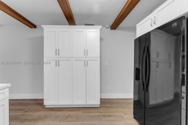 Building Photo - 9121 Ridgeland Dr