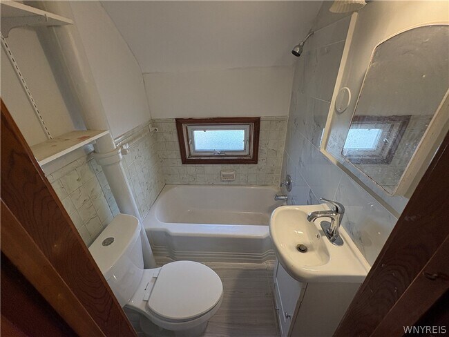 Building Photo - 143 Reo Ave