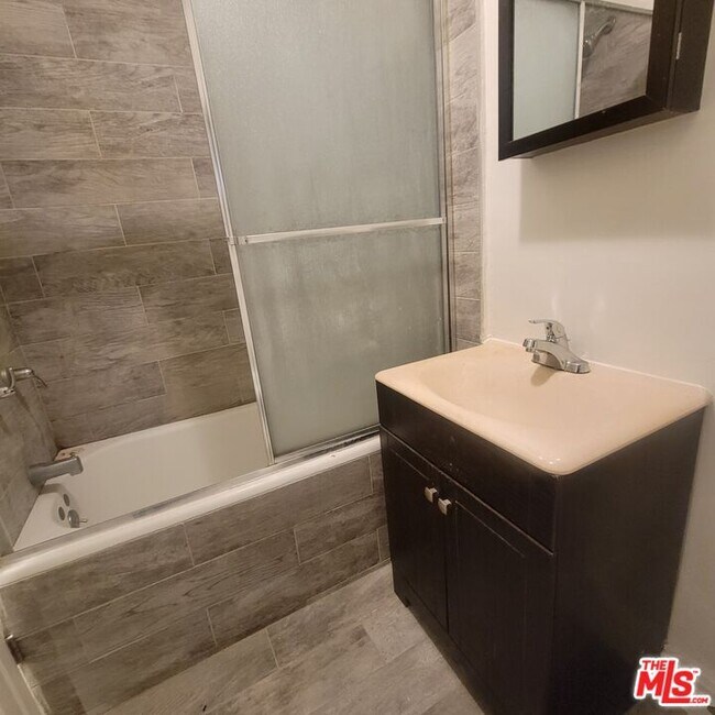 Building Photo - 150 S Kenmore Ave