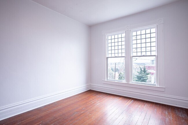 Building Photo - 1940-1946-1946 SW Market St Dr