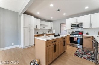 Building Photo - 915 Melrose Dr
