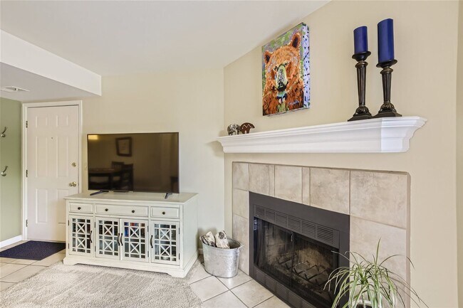Building Photo - Updated 2 Bed 2 Bath Hunter Creek Condo W/Community Pool