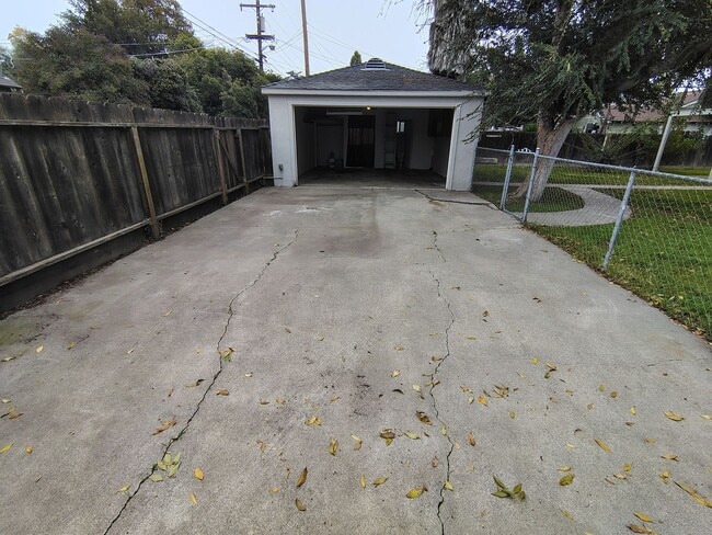 Building Photo - 301 Camellia Way