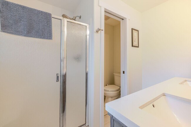 Building Photo - 3BR Furnished NW Bend Home