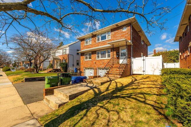 Building Photo - Large 3 Bedroom Apt + Private Office Space