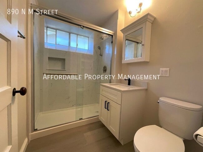 Building Photo - 890 N M St