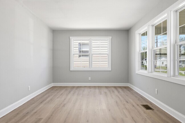 Building Photo - 2406 Kirby Ave