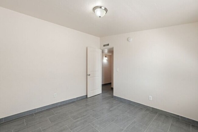 Building Photo - 4608 Fremont Ave