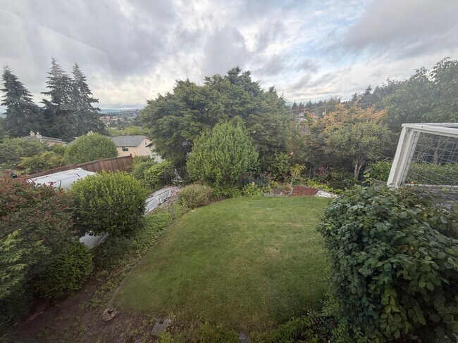 Building Photo - Upper unit duplex with views!