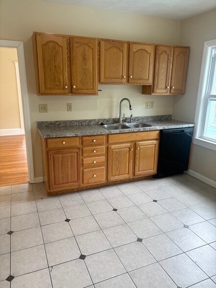 Building Photo - 47 Selden St