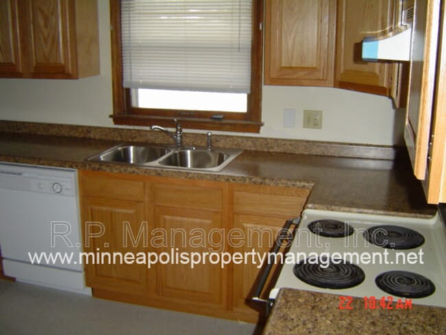 Building Photo - 990 Transit Ave