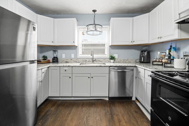 Building Photo - 866 United Ave SE