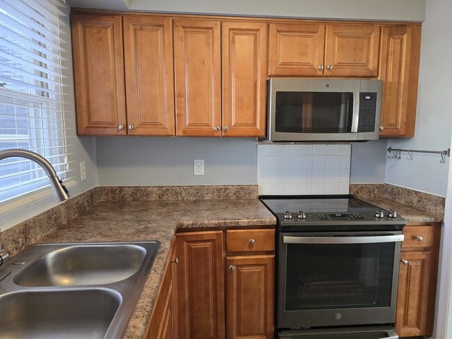 Building Photo - 2808 Shadowbrook Ln