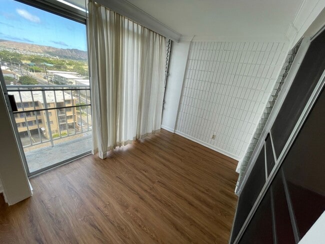 Building Photo - Pool on site! 2 bed 1 bath 1 parking locat...
