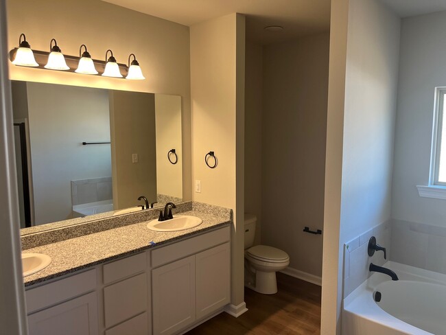 Building Photo - 41297 Jolane Dr