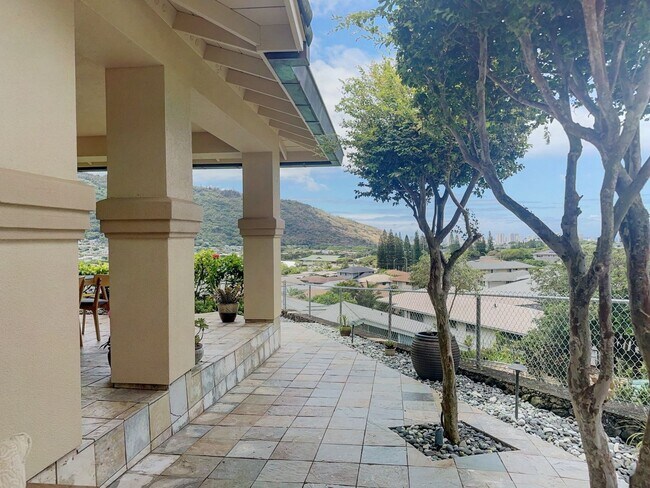 Building Photo - 2-Bedroom Executive Duplex in Serene Manoa...