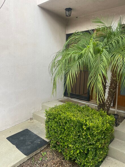 Building Photo - 10411 S Van Ness Ave