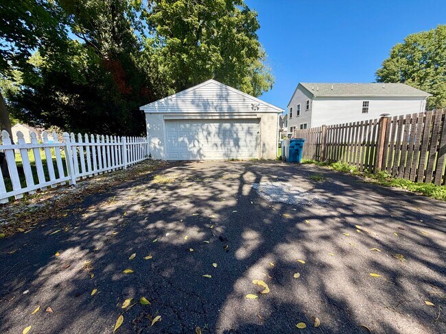 Building Photo - 1014 Trewellyn Ave