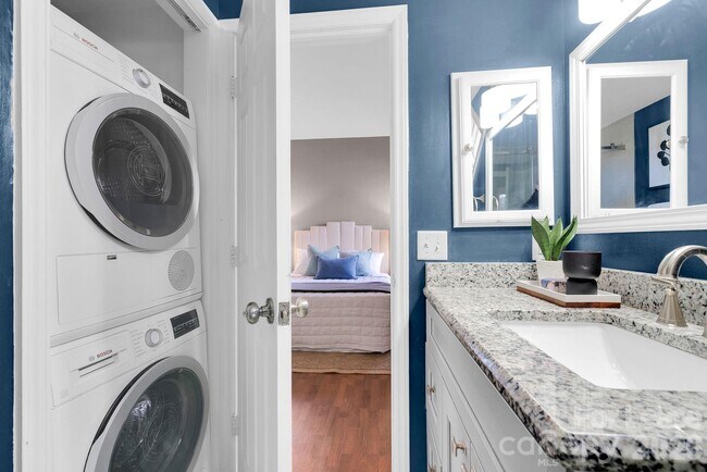 Building Photo - 300 S Cedar St