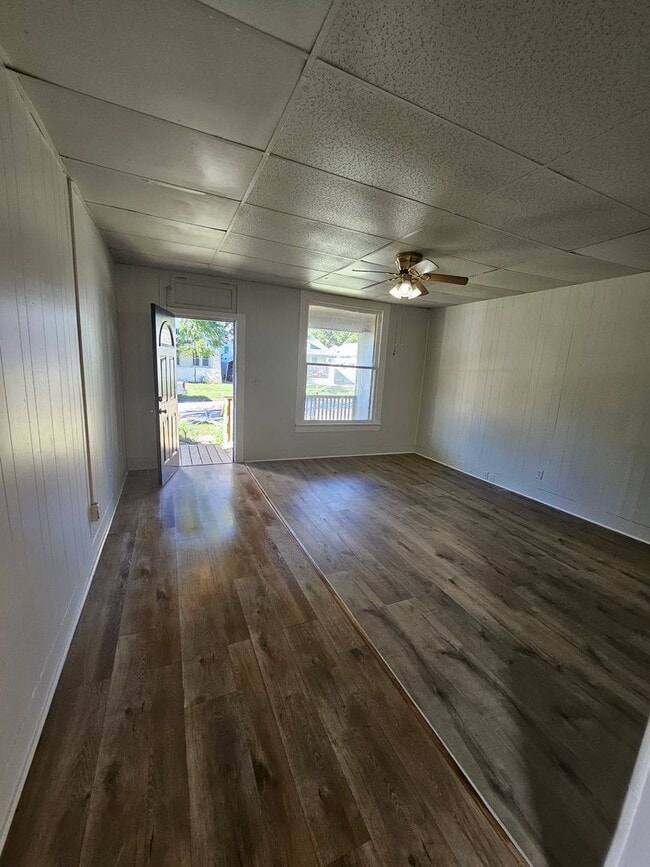 Building Photo - Flow through house with washer dryer hook up and off street parking