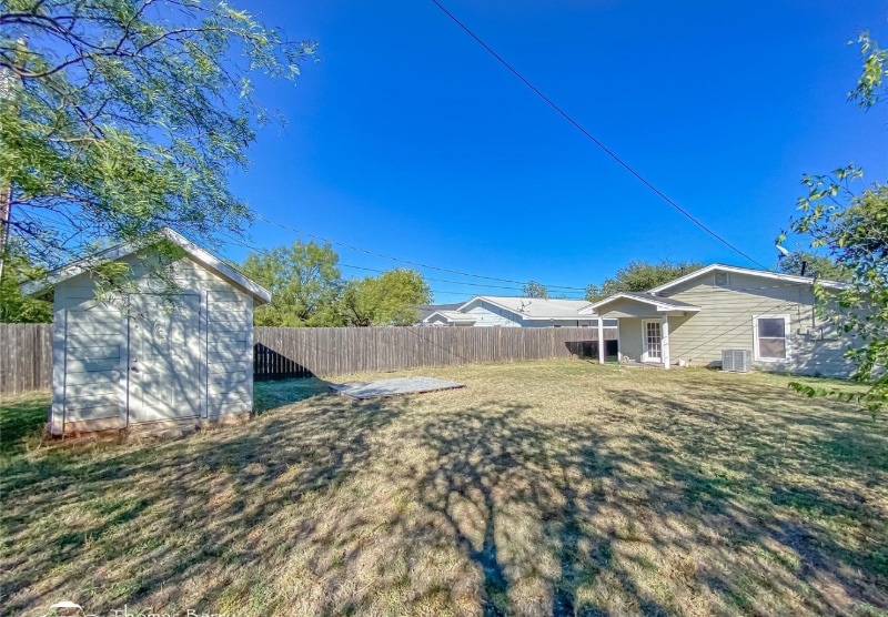 Building Photo - 342 Meander St