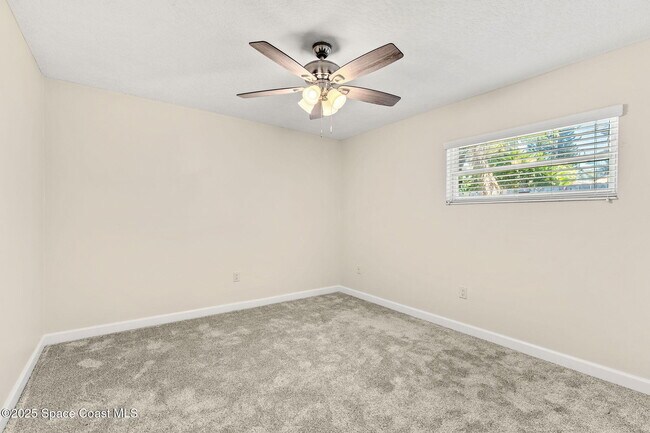 Building Photo - 215 S Robert Way