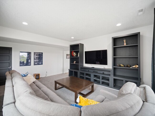 Building Photo - 4 bedroom Modern Home at Eagle Ridge Estates