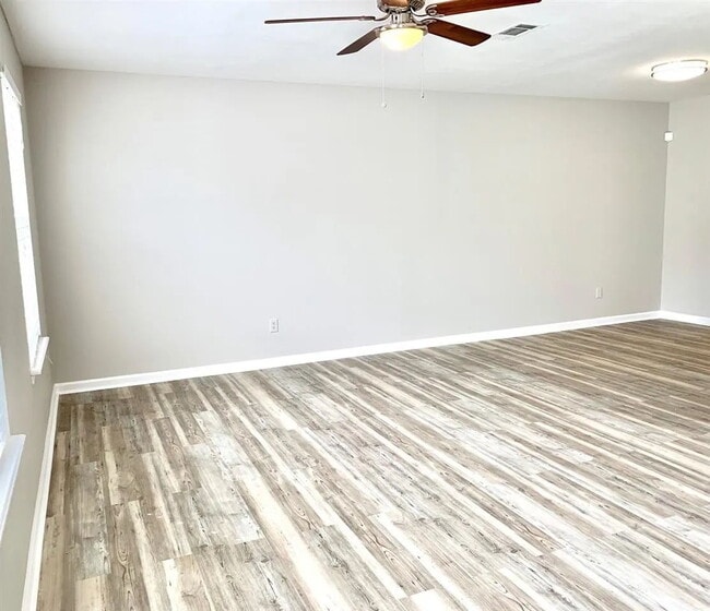 Building Photo - Affordable 4/3 Townhome in Timberwood