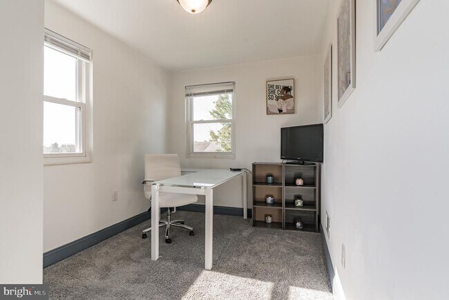 Building Photo - 1812 Woodbourne Ave