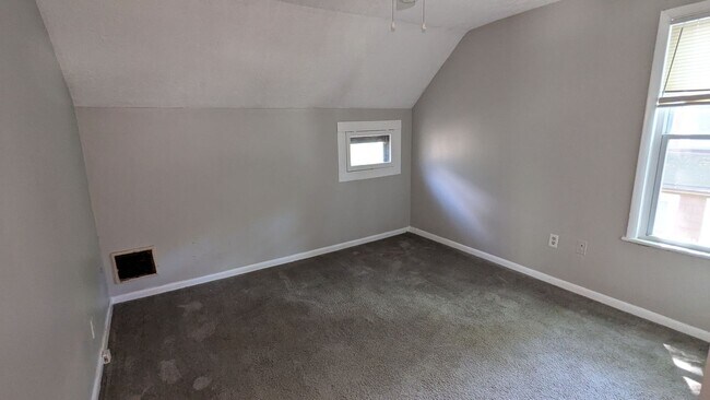 Building Photo - Spacious 4-bedroom, 2-bath home in Akron