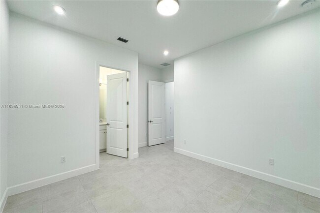 Building Photo - 2662 NW 87th Ter
