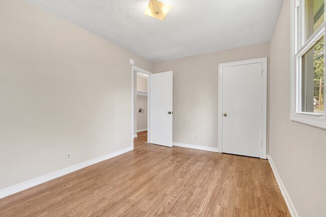 Building Photo - 844 Circle Dr