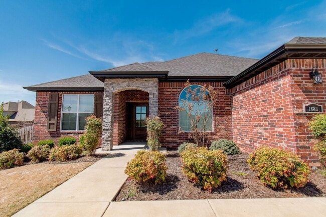 Building Photo - Like New 3 Bedroom Home near Stonebridge M...