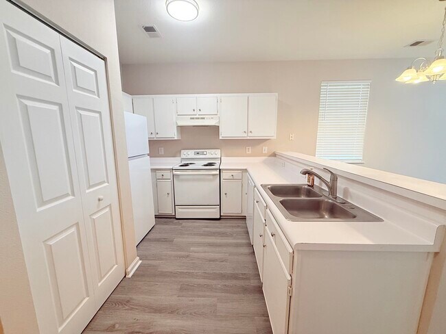 Building Photo - 1306 River Oaks Dr