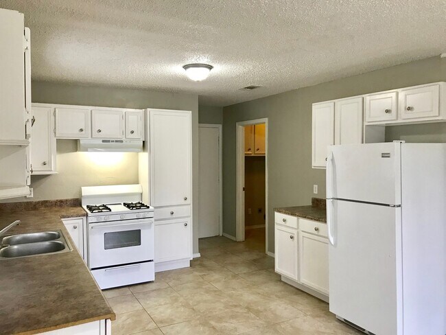 Building Photo - 8606 Geneva Ave