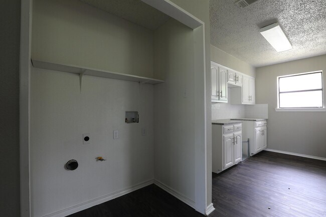 Building Photo - 811 Clyde St