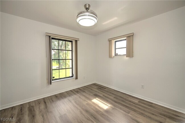 Building Photo - 1402 SW 1st Ave