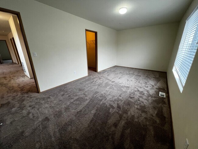 Building Photo - DuPont 2365 SF 3 bedroom plus loft home.