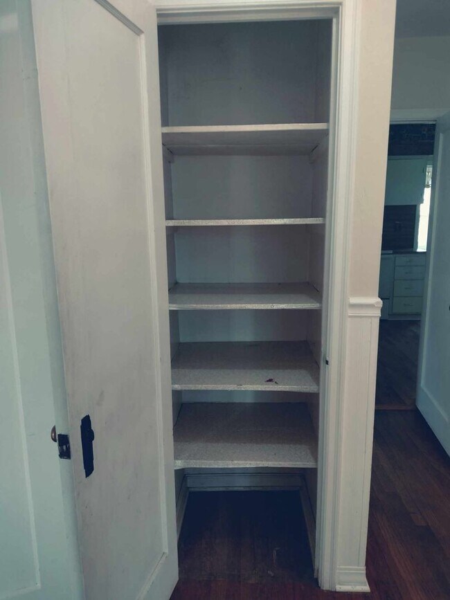 Building Photo - Charming 5 Bed, 2 bath home in the heart of Rexburg with detached 3 CAR GARAGE!!!!