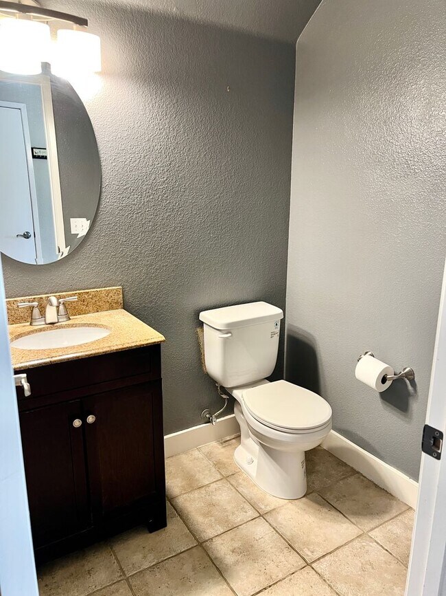 Building Photo - Elegant 3-Bedroom Home in Gated Vista Comm...