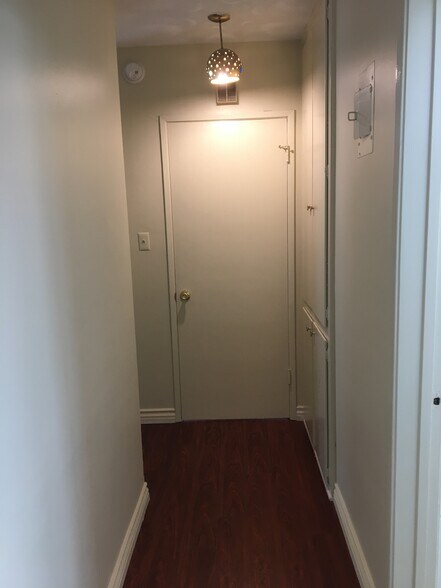 Building Photo - 8539 Saturn St