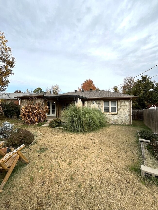 Building Photo - Cute 2 Bed 1 Bath in the Steve Pennington Addn