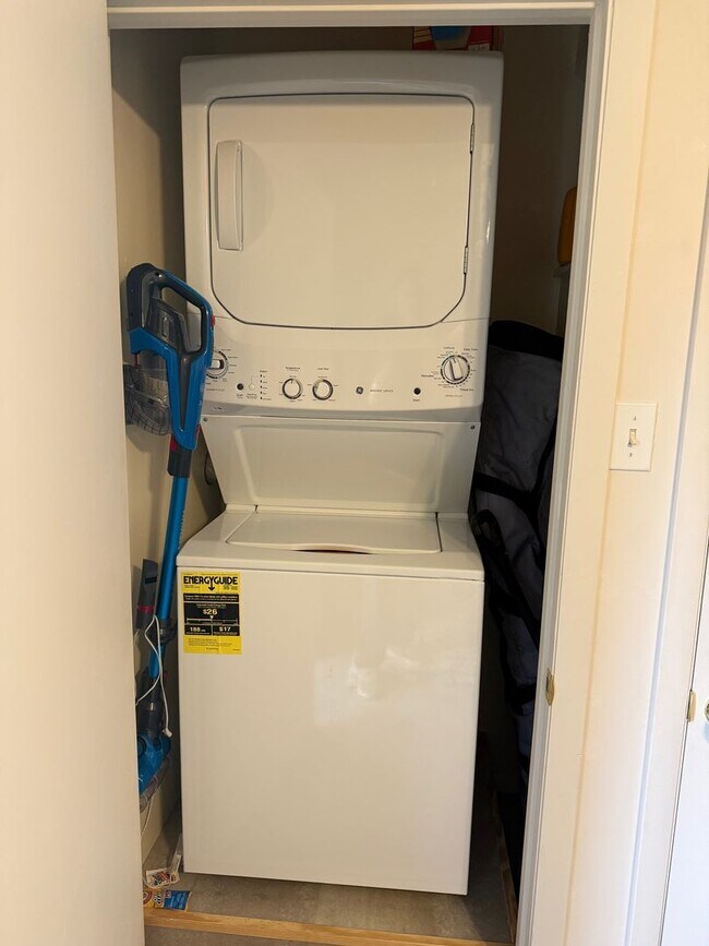 Building Photo - Beautiful condo with walk out entry and 2 parking stalls