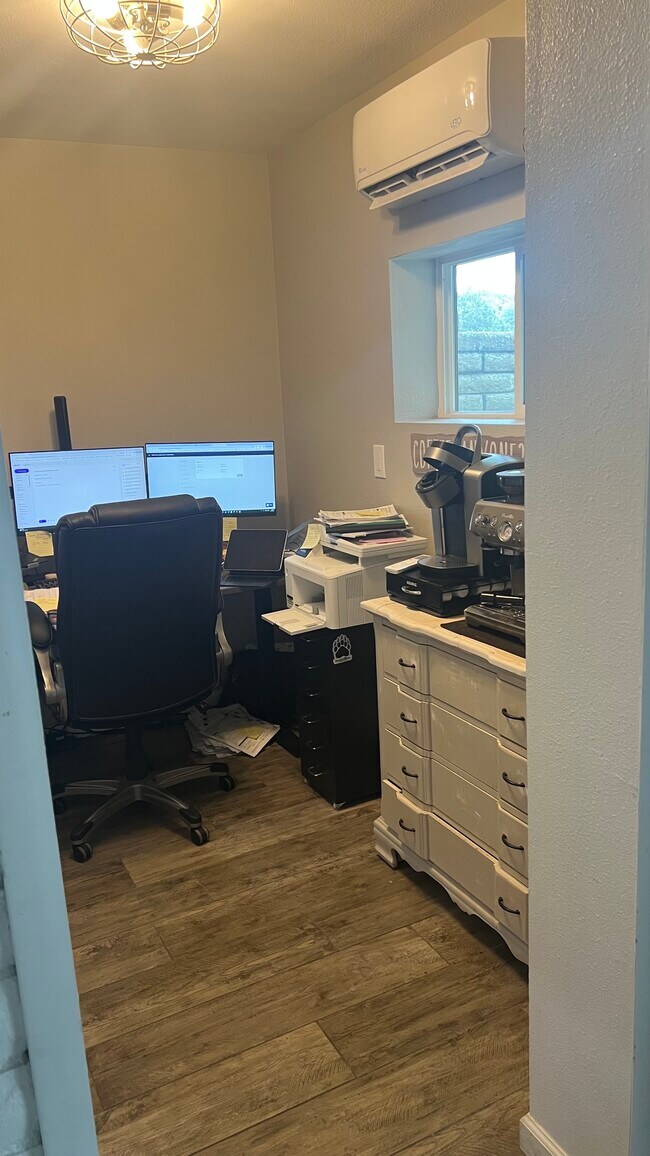 Building Photo - 1628 W Lindley Dr