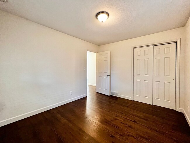 Building Photo - Beautiful 5 bed 2 bath House in Central Fo...