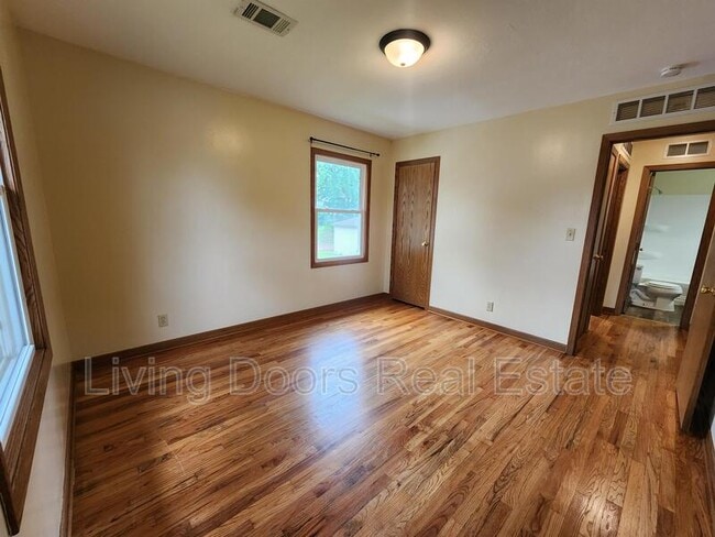 Building Photo - 317 S 47th St