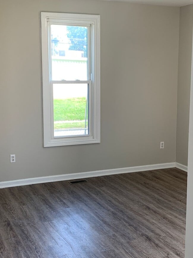 Building Photo - Check out this 2bdr, 1 bath home for rent!
