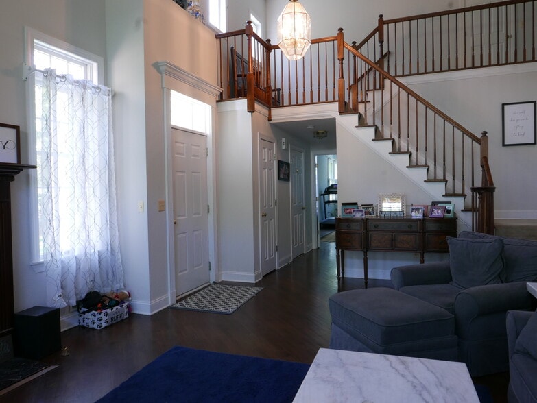 Foyer - 8 Meadowbrook Club Way