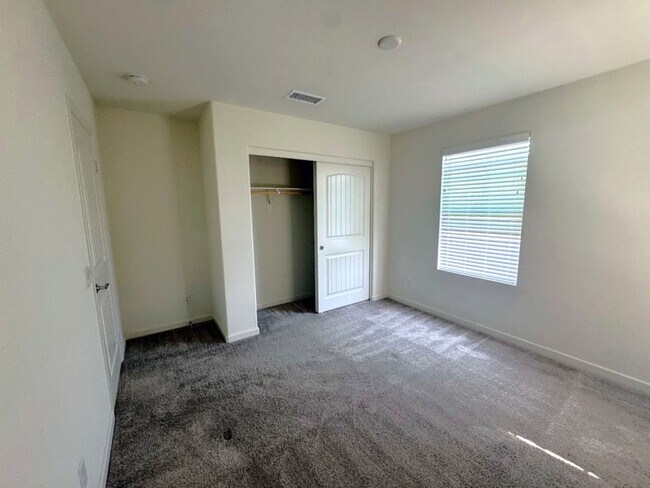 Building Photo - 1014 W Buttercup Ln