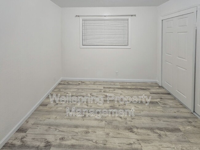 Building Photo - 117 S Silver Ridge St